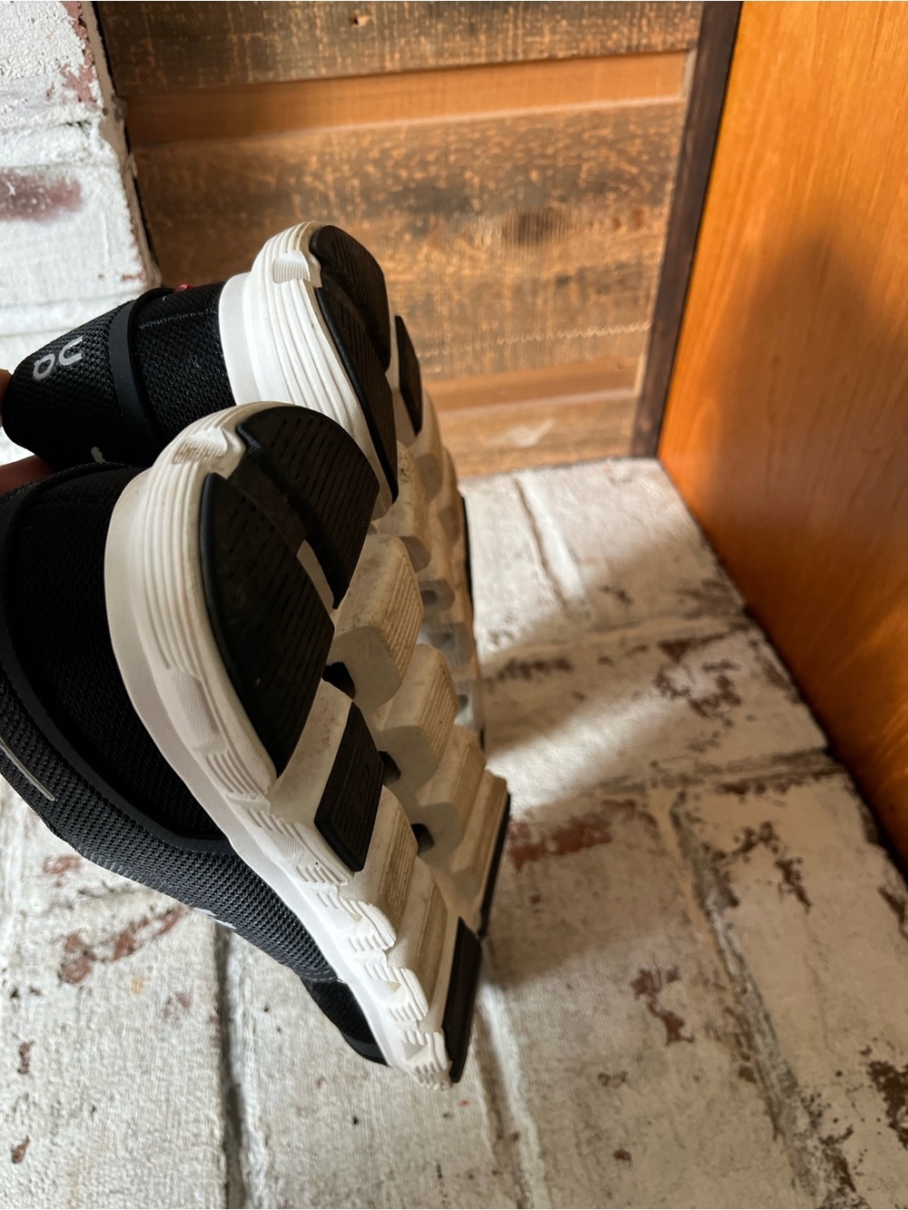 On Running women’s size 10 Cloud Sneakers in Black and White - Picture 4 of 4